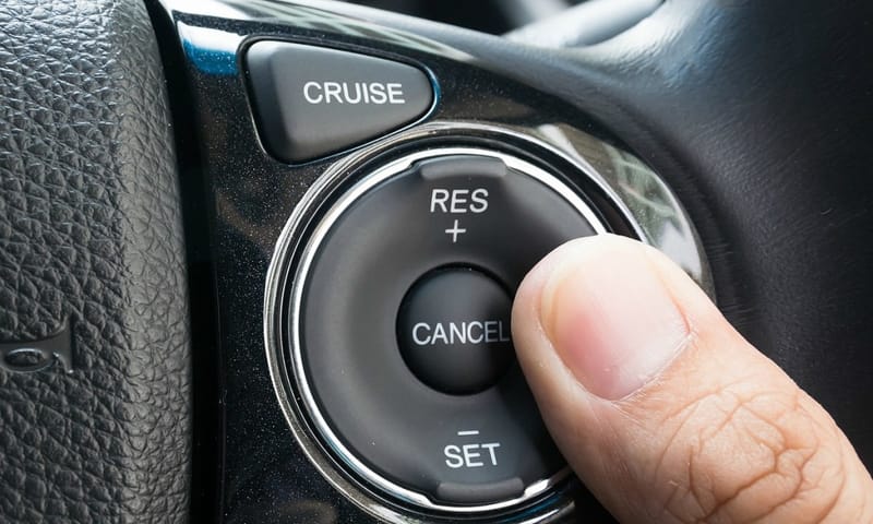 Dùng hệ thống Cruise Control là mẹo tiết kiệm xăng hiệu quả