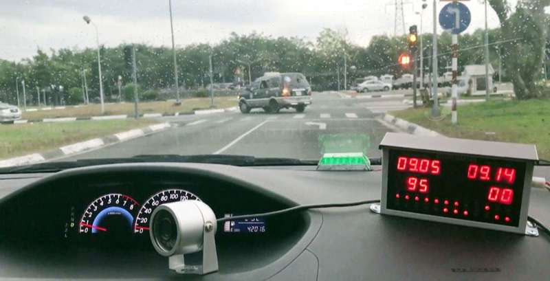 Điều khiển xe với tốc độ tối đa là 24km/h đối với xe hạng B và D