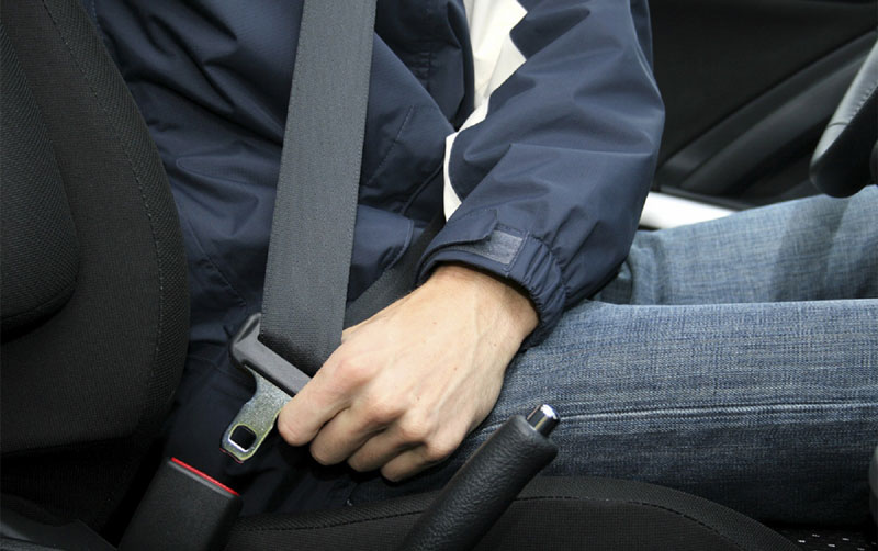 Kiểm tra xe một lượt và điều chỉnh tư thế, thắt dây an toàn trước khi điều khiển xe