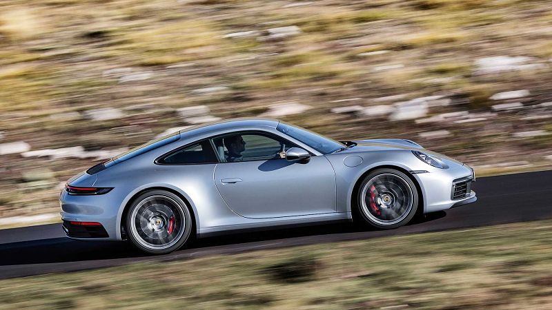 Xe Porsche 911 Carrera S có thể tăng tốc nhanh chóng và mượt mà trong từng cú đánh lái
